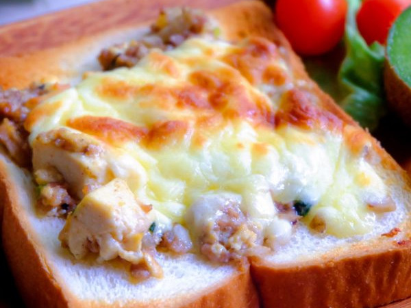 晩ごはんのおかずをのせるだけ！簡単リメイク「麻婆豆腐トースト」