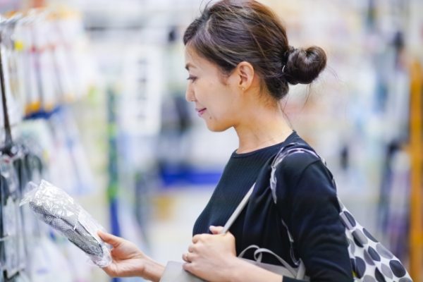 買い物する女性