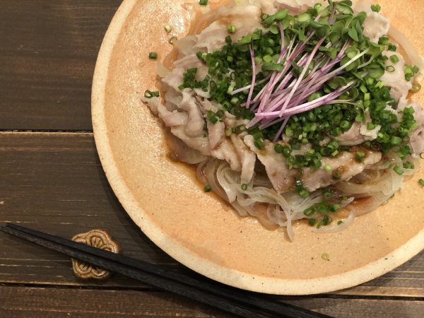 レンジで完成!年末のイライラを和らげる「豚と玉ねぎの温しゃぶサラダ」