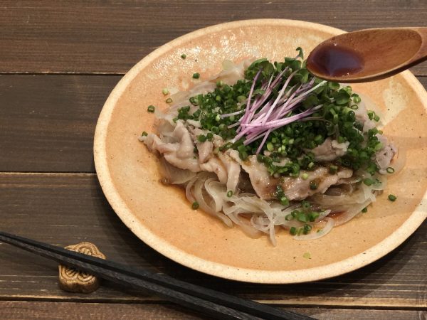 レンジで完成!年末のイライラを和らげる「豚と玉ねぎの温しゃぶサラダ」