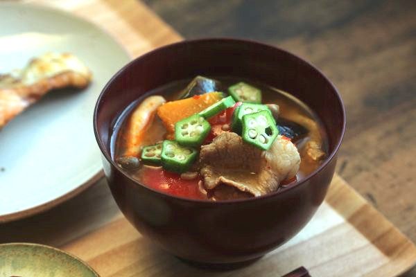 「豚肉とオクラのピリ辛味噌汁」