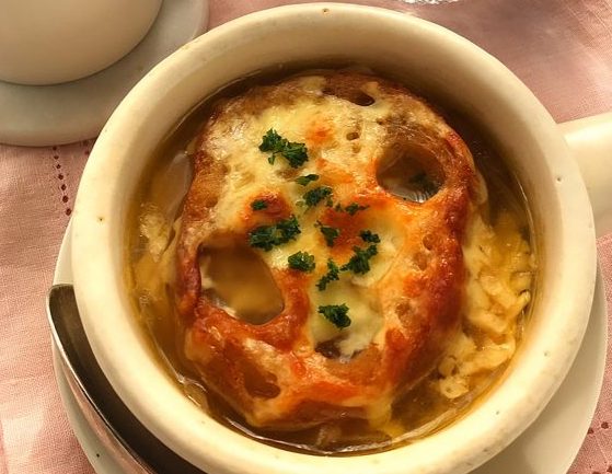 冷凍玉ねぎで時短！寒い朝に食べたい「オニオングラタンスープ」レシピ