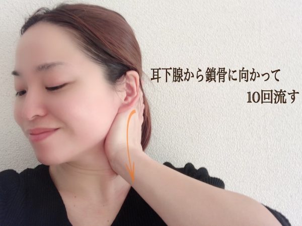 朝の「顔むくみリセット」マッサージ