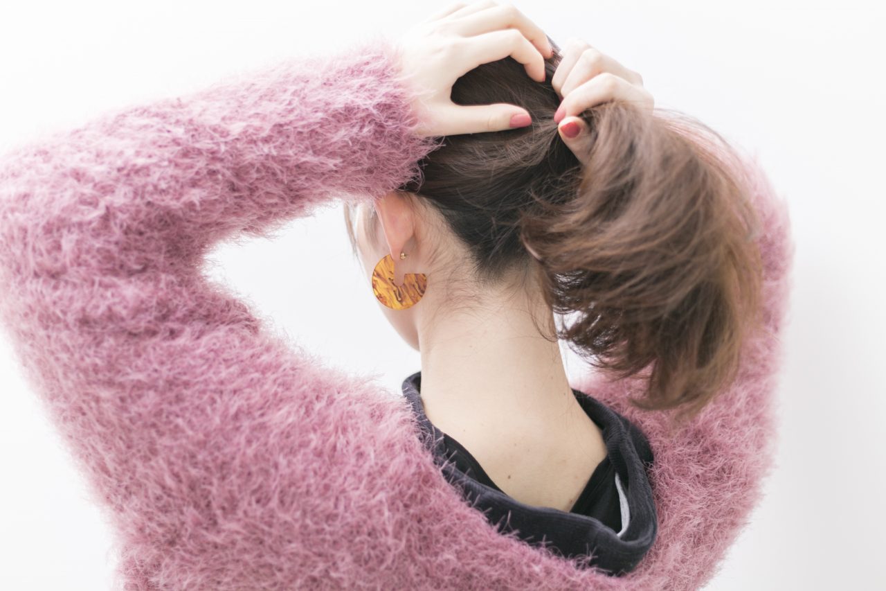 ニットの首元もすっきり！ふんわり優しげ「まとめ髪」ヘアアレンジ