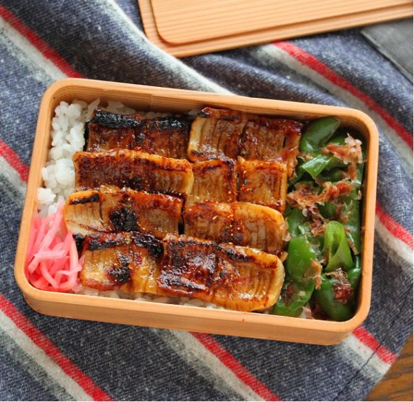 肉も魚もない朝に!「ちくわのかば焼き丼」「ピーマンおかか」の2品弁当