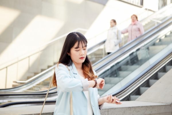 時間を気にする女性