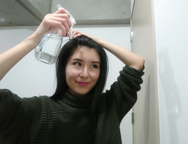 水スプレーで前髪を塗らす