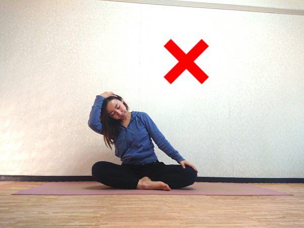 肩こり・首こりを気持ちよく解消！すきま時間に簡単「首ストレッチ」