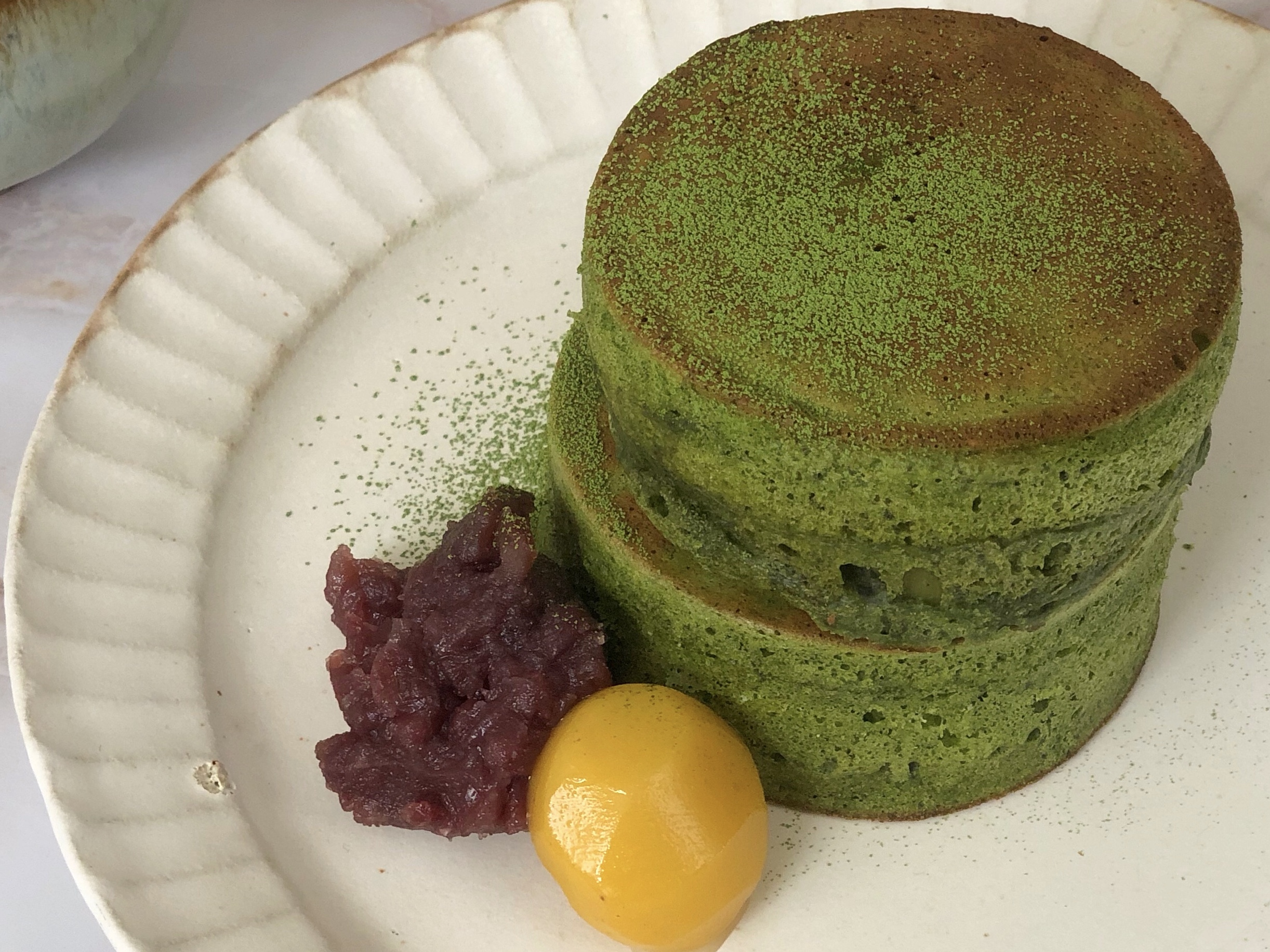 ホケミで簡単！冬の朝に食べたい「栗と抹茶のスフレパンケーキ」