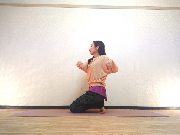 お風呂でコッソリ「くびれ」を作ろう♪湯船で出来る「ねじりのポーズ」