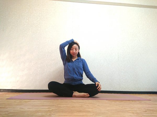 肩こり・首こりを気持ちよく解消！すきま時間に簡単「首ストレッチ」