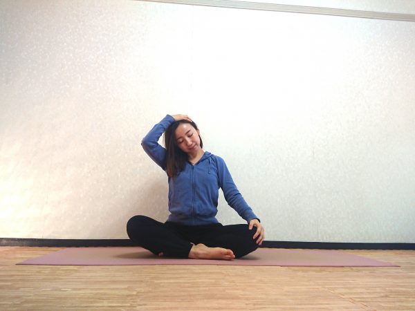 肩こり・首こりを気持ちよく解消！すきま時間に簡単「首ストレッチ」