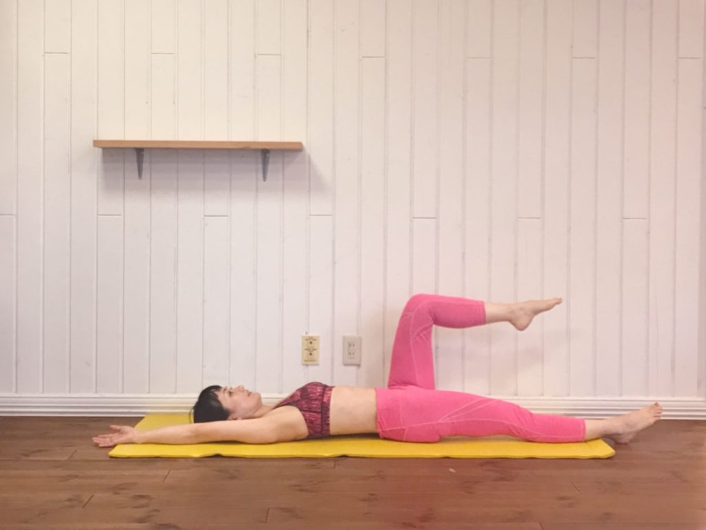 ベッドに寝たまま気持ちいい♪「肩こり」すっきり解消ストレッチ