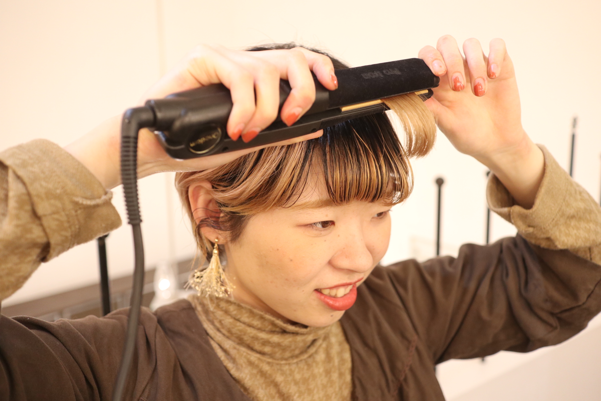 ストレートアイロンで簡単！ふんわり自然な「流し前髪」の巻き方プロセス♪