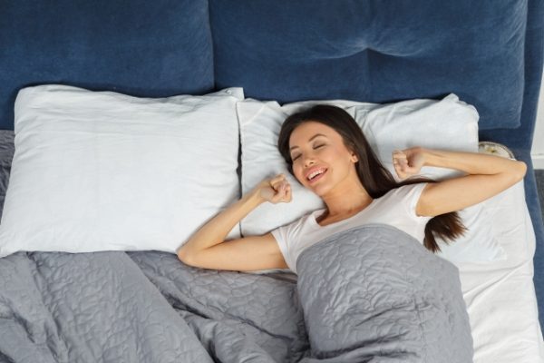 ぴったり合う枕で眠る女性