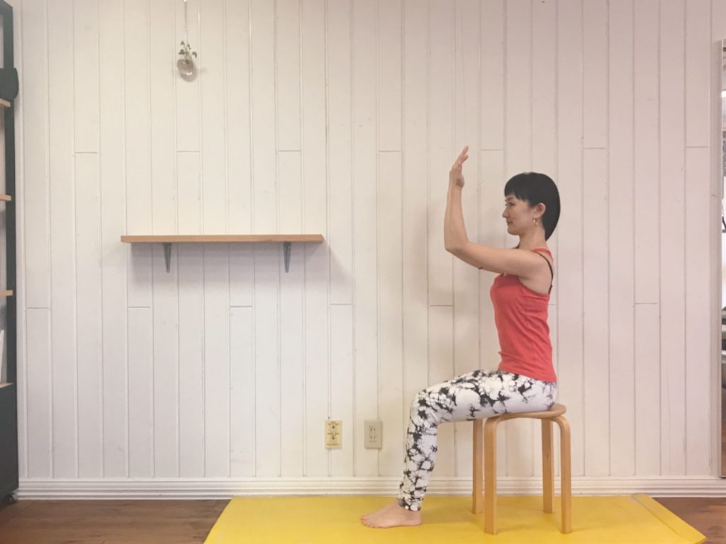 むくみをとって目を大きく!小顔になる「肩甲骨ストレッチ」
