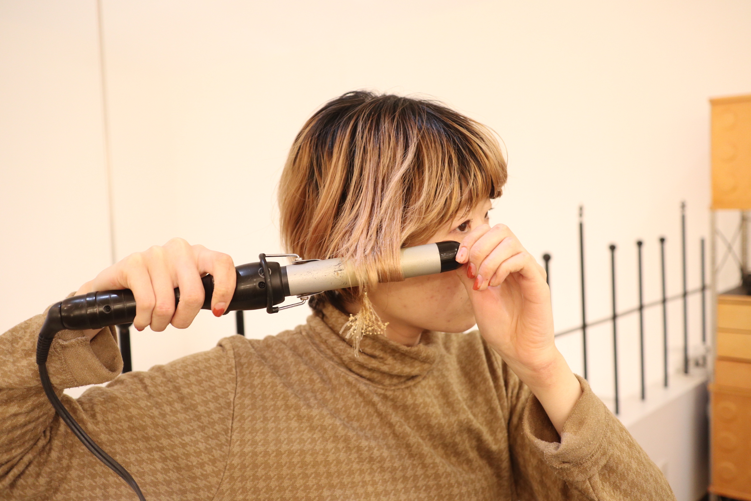 こうすれば不自然にならない！「カールアイロン」でゆるふわヘアを作る方法♪