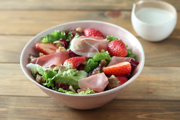 濃厚!やみつき!ブルーチーズドレッシングで食べるいちごのサラダ