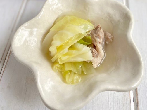 ごま油と塩だけ！胃に優しい作り置き「豚こまキャベツの旨塩スープ」