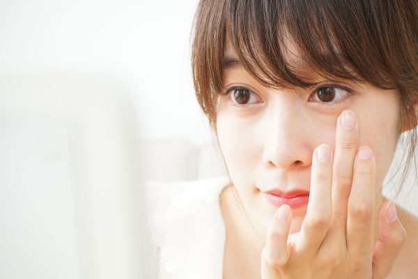 メイクする女性