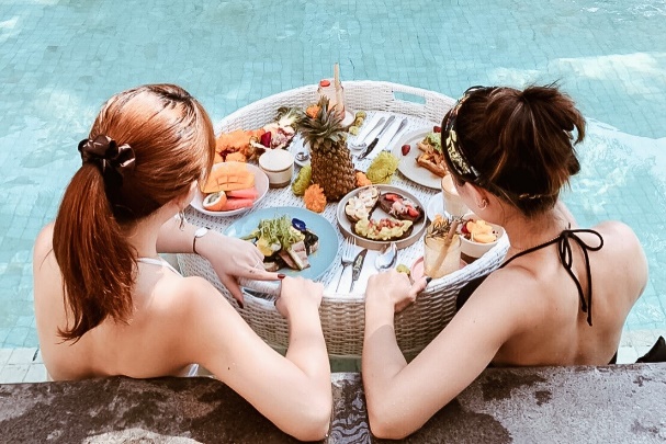 【バリ島】ここでしか体験できない！プールで楽しむ極上の朝食@「Cabina Bali」