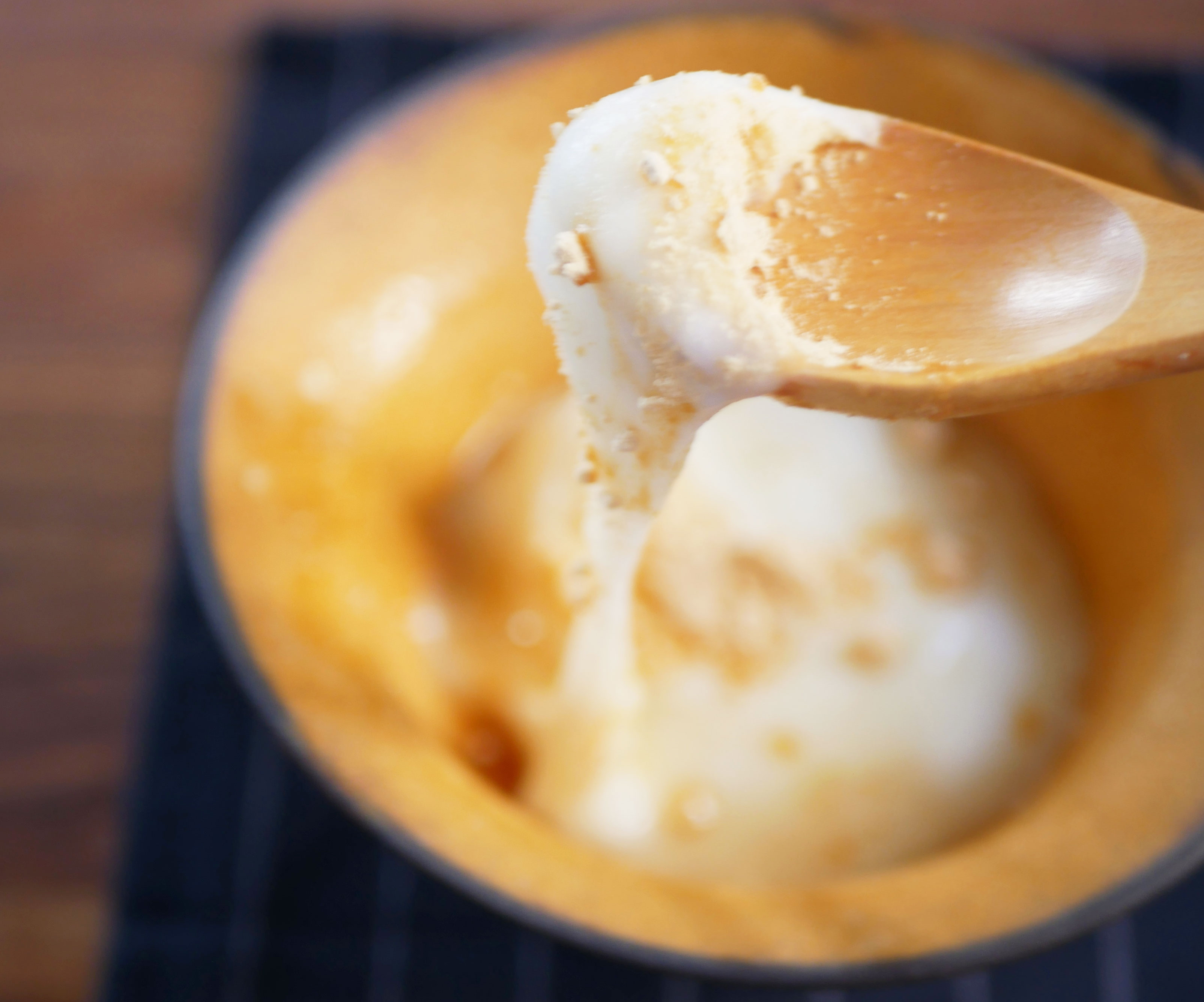 レンジとマグカップで簡単！片栗粉でとろ～りあったか「牛乳餅」