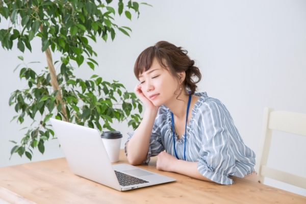 眠い女性