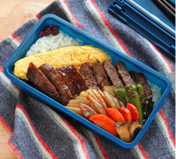 育ち盛りの男子にも◎「すき焼き風ステーキ」「ねぎチーズオムレツ」2品弁当