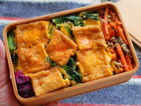 汁気をダブルブロック！簡単「油揚げの卵とじ丼」「にんじんとツナのレンジ炒め」2品弁当