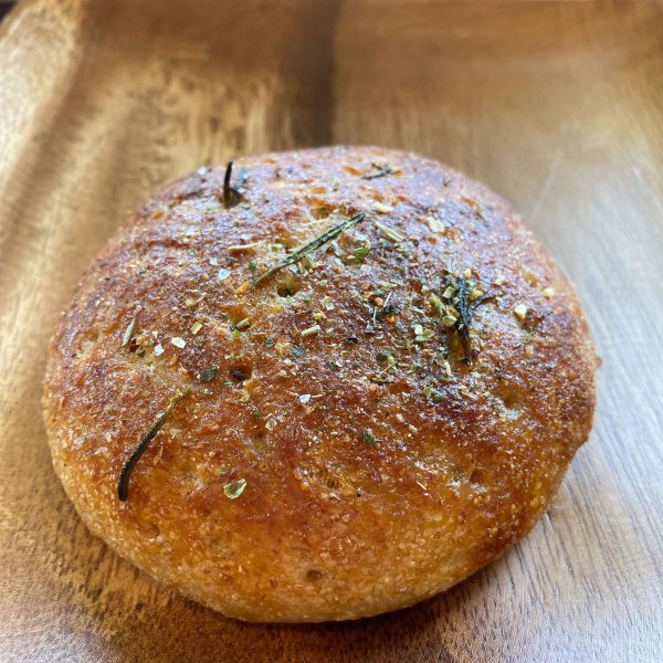 【東京・竹ノ塚のパン屋】甘じょっぱい“アンチョビクロワッサン”が美味しすぎ!「市東製作所」のハーブソルトのコンプレフォカッチャ