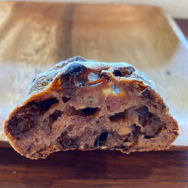 【東京・竹ノ塚のパン屋】甘じょっぱい“アンチョビクロワッサン”が美味しすぎ!「市東製作所」のレーズンくるみ