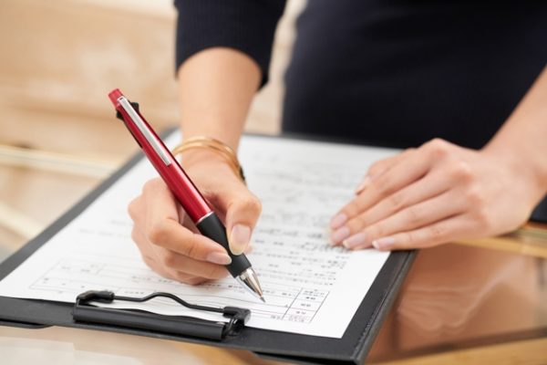 用紙に書く女性
