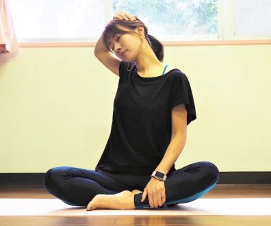 腕を使ってスッキリ！シュッとした「首まわり」を作る朝の簡単ストレッチ♪