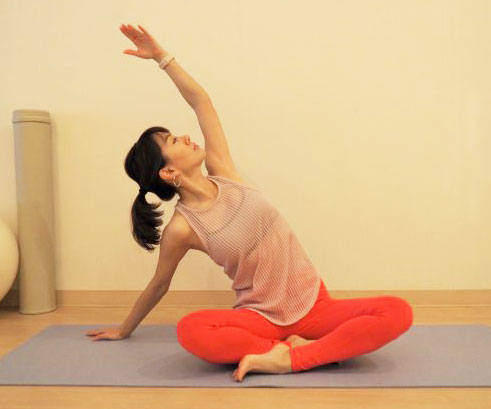 伸ばしてスッキリ気持ちいい♪お目覚めストレッチ「側屈＋腕回し」