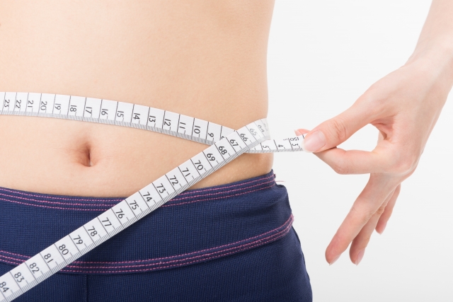 ダイエットはどこでも可能!?春までにキュッと引き締める「こっそりエクササイズ」3つ