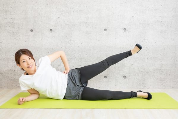 ストレッチする女性