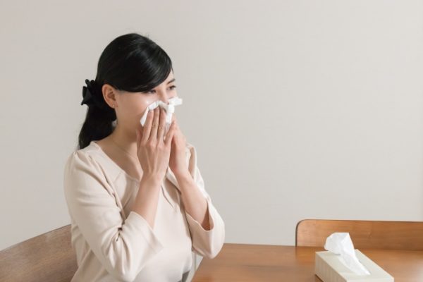 鼻をかむ女性