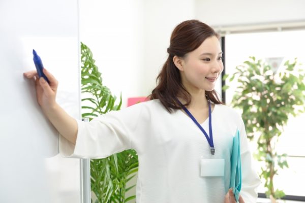 プレゼンする女性