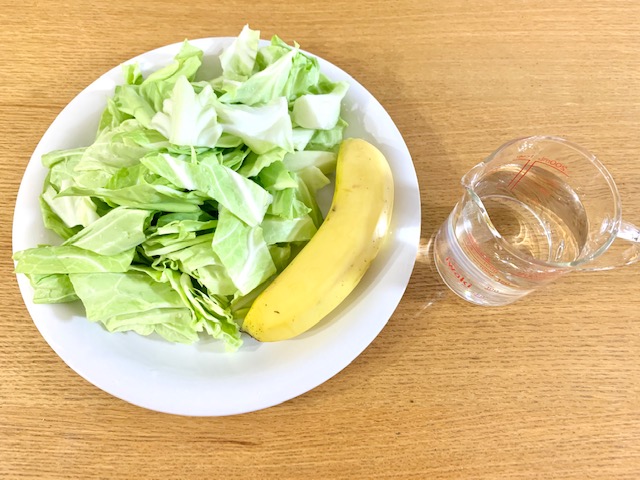 バナナとキャベツのスムージーの材料