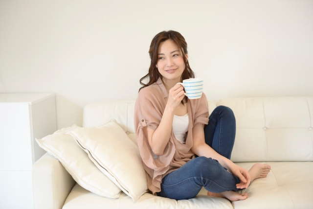 「くつろぐ」を1単語の英語で言うと？