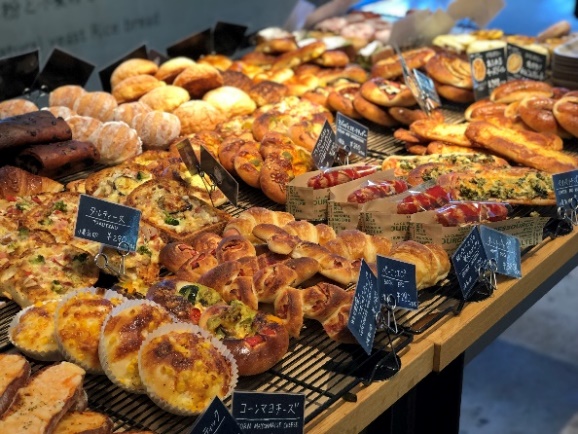 【関西のベーカリーVol.1】緑に囲まれたテラスで味わうパンが絶品！「R Baker 大阪城公園店」