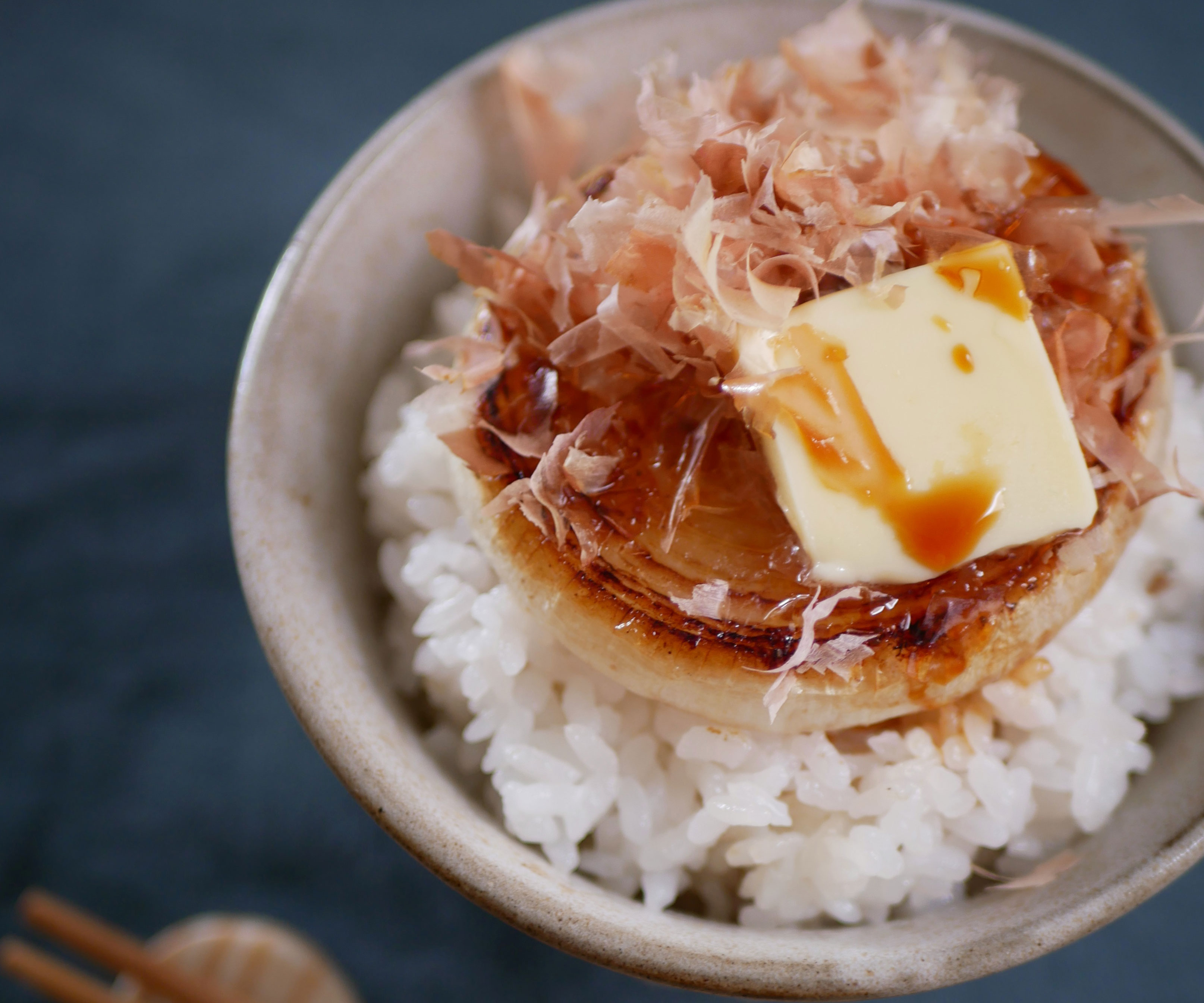 5分焼くだけで簡単！絶品「新玉ねぎのおかかバターご飯」