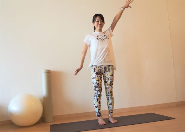 腕の上げ下げがラクになる♪肩甲骨まわりをほぐす「腕ねじりストレッチ」