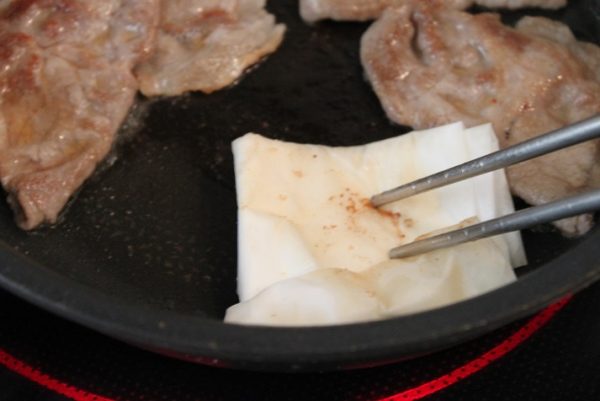 豚肉を焼く