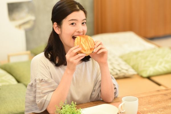 パンを食べる女性