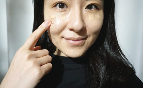 ファンデを塗る