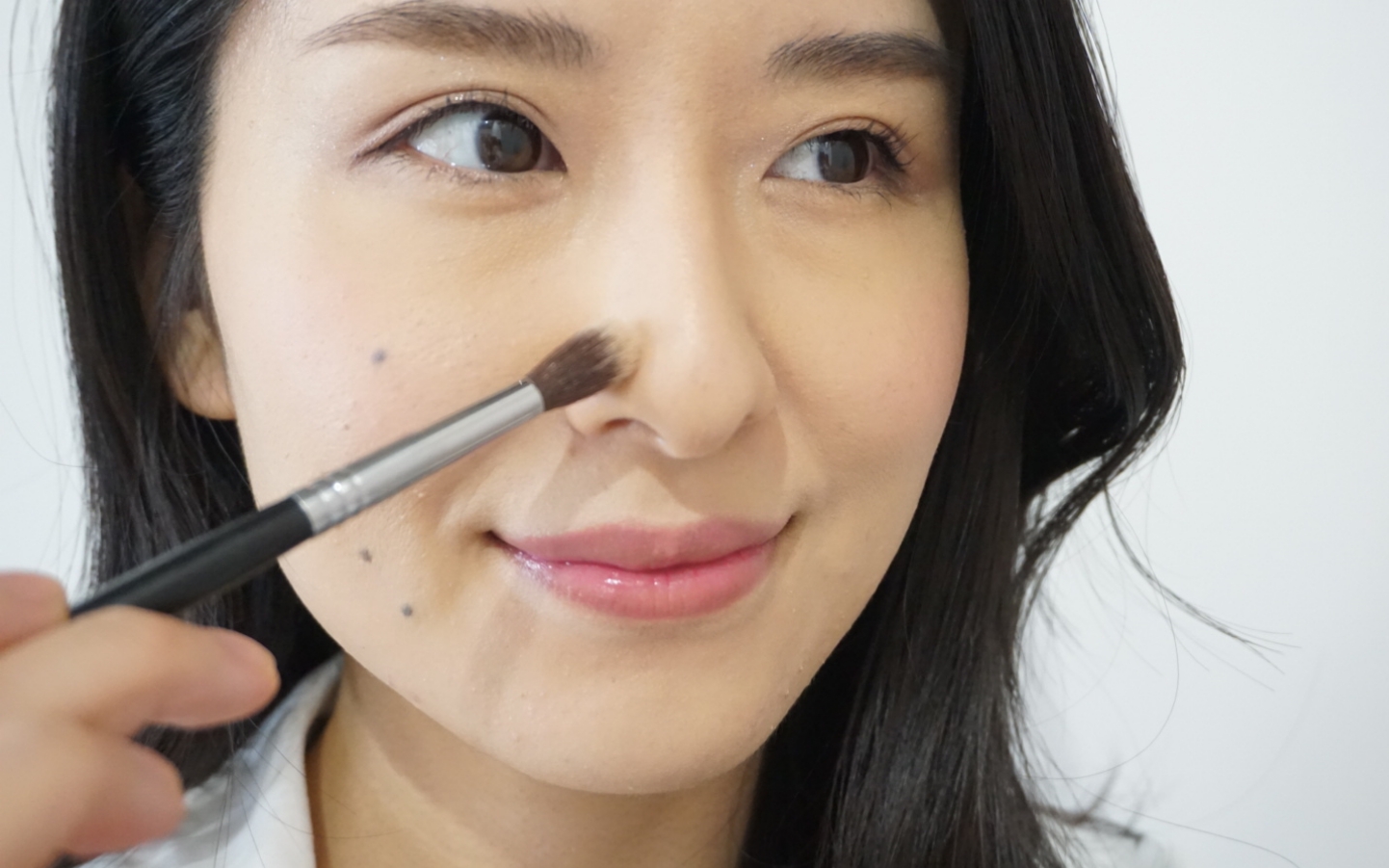 鼻筋をスッと高く見せて団子鼻を解消！「ノーズシャドウ」の正しい使い方