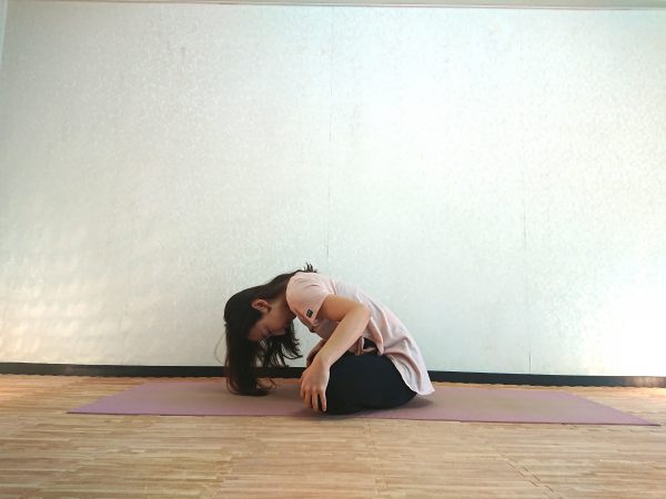 外出しづらい時期、おうちヨガを楽しもう!背骨を整える「ヨガメドレー」