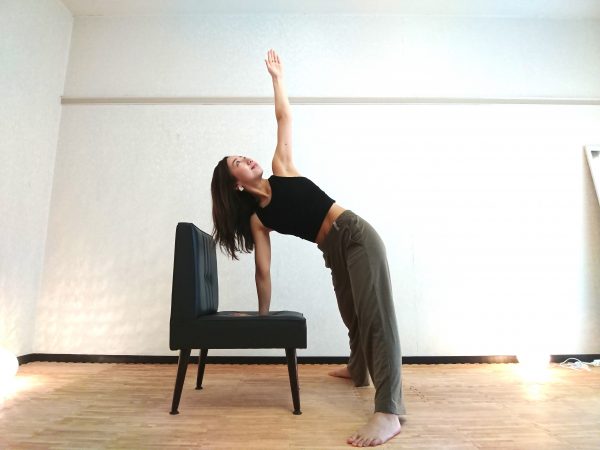 椅子ヨガで簡単デトックス。老廃物を排出する「回転三角のポーズ」
