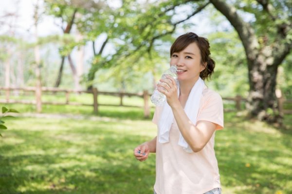 運動する女性